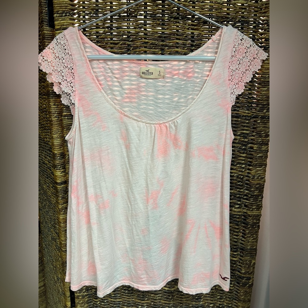Hollister - Pink, Floral lace Shirt, slit open back, Size: Small, Logo on left